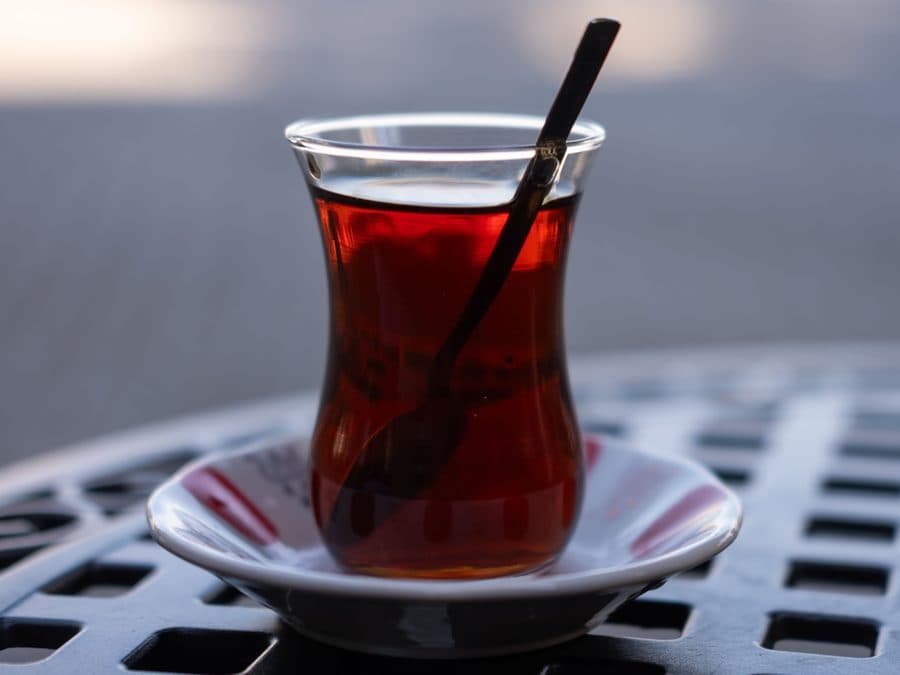 Sade bir masada ince belli çay bardağı