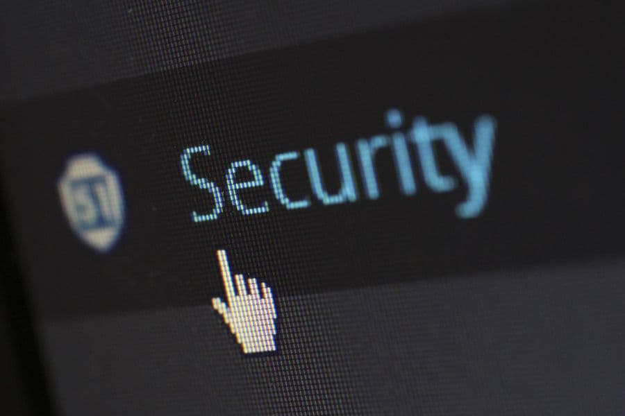 Ekranda büyütülmüş 'Security' yazısı ve fare imleci