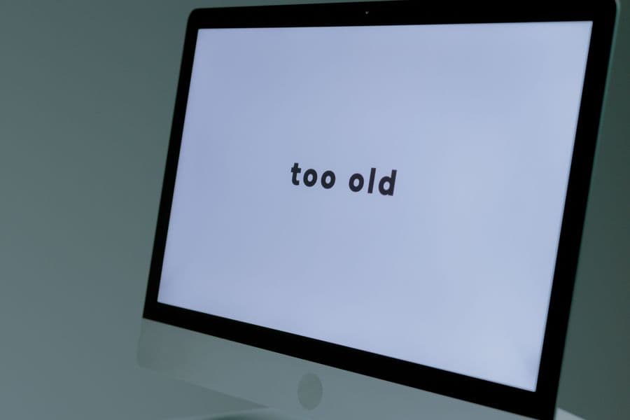 Ekranında 'too old' yazan eski bir masaüstü bilgisayar